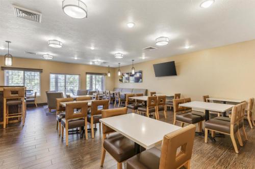 un restaurant avec des tables et des chaises et une télévision dans l'établissement Best Western Plus Riverfront Hotel and Suites, à Great Falls