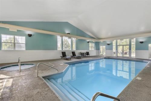 a large swimming pool in a building at Best Western Plus Riverfront Hotel and Suites in Great Falls
