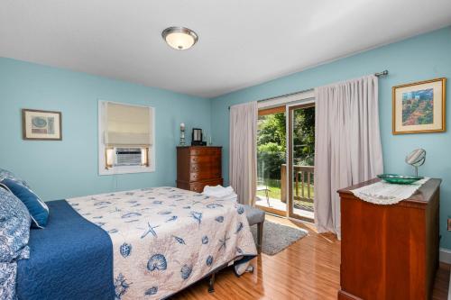 Una cama o camas en una habitación de 21 Pine Tree Drive Centerville - Centerville Pines