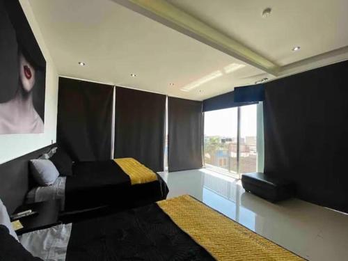 a bedroom with two beds and a window at Suites La Gloria Alojamiento independiente in Tepatitlán de Morelos