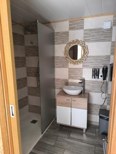 a bathroom with a sink and a mirror at Albergue con encanto d'camiño in Padrón