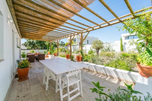 Κήπος έξω από το Quiet 2BR House w/ Garden – Near Beach | By Airnest