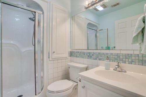Ένα μπάνιο στο Waterfront Lake Bridgeport Home with Private Dock