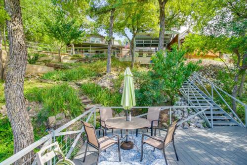 Κήπος έξω από το Waterfront Lake Bridgeport Home with Private Dock