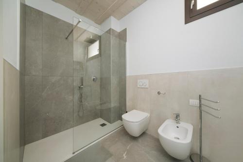 a bathroom with a toilet and a shower and a bidet at Appartamento tra Muretto e Budello con posto auto in Alassio