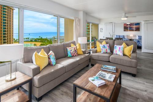 ホノルルにあるIlima Suite at The Ilikai - Short Walk to Beachのソファとテーブルのあるリビングルーム