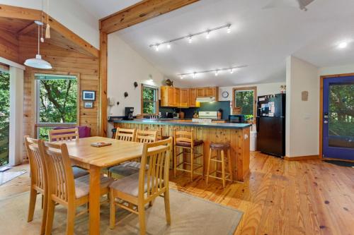 Una cocina con mesa y sillas y un refrigerador. en 3065 - Hideaway, en Southern Shores