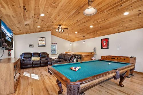 Ruang duduk di Tahoe Frost - Air conditioned 4 bedroom Tahoe home