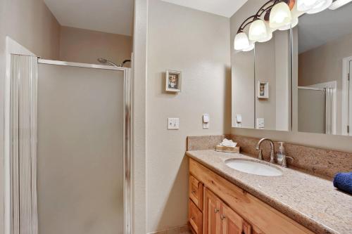 Bilik mandi di Tahoe Frost - Air conditioned 4 bedroom Tahoe home