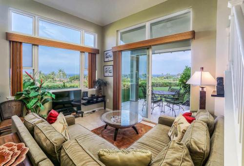 カイルア・コナにあるLuxury 3 Bedroom Townhome in Kailua-Konaのソファとテーブルのあるリビングルーム