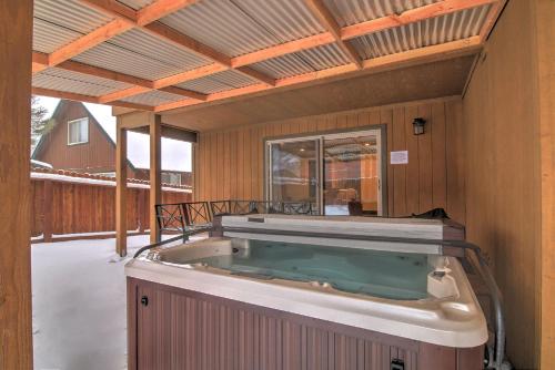 ein Whirlpool auf einer überdachten Terrasse in der Unterkunft Silver Pines - Ski or Summer 30 plus day home in South Lake Tahoe