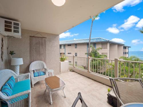 Μπαλκόνι ή βεράντα στο Kona Reef F2 - Charming Oceanfront Condo for 4
