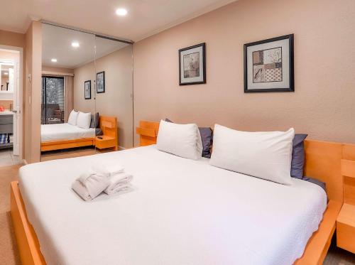 een slaapkamer met een groot bed met 2 witte kussens bij Lakeland Getaway - Walk to Lake in South Lake Tahoe