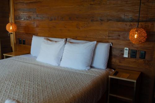 Postel nebo postele na pokoji v ubytování Hotel Solana Bacalar Lakefront