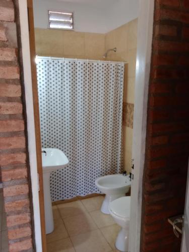 Et badeværelse på Los Nidos Habitacines dormis con baño privado