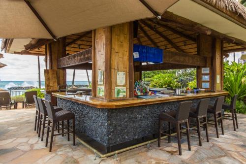 Coastal Getaway in Ko Olinaにあるテレビまたはエンターテインメントセンター