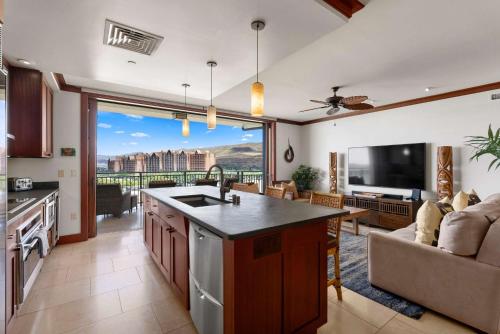カポレイにあるCoastal Getaway in Ko Olina Hale Kai 2のキッチン、リビングルーム(大きな窓付)