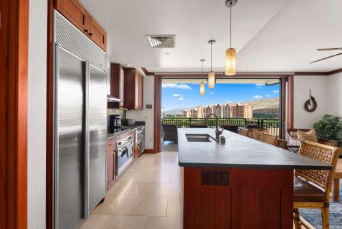 カポレイにあるCoastal Getaway in Ko Olina Hale Kai 2のキッチン(ステンレス製の冷蔵庫付)