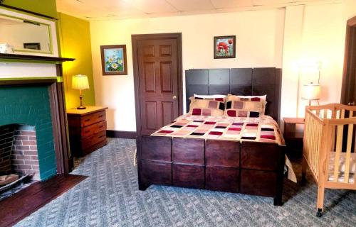 Katil atau katil-katil dalam bilik di Historic Mansion with Summit View