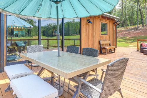 Fotografie z fotogalerie ubytování Upscale Cabin Comfort in Thomaston with 2 Decks! v destinaci Thomaston