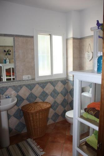 ベヘール・デ・ラ・フロンテーラにあるCasa El Sotoのバスルーム(洗面台、トイレ付)