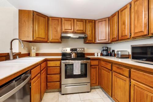 Η κουζίνα ή μικρή κουζίνα στο Oceanfront 2-Bedroom Condo in Kailua-Kona