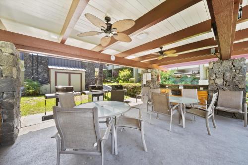 Χώρος καθιστικού στο Oceanfront 2-Bedroom Condo in Kailua-Kona