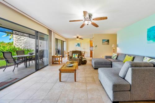 Ruang duduk di Keauhou Punahele - Private Lanai with Grill