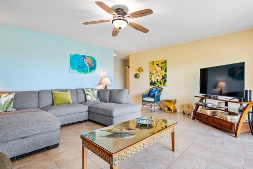 Televisyen dan/atau pusat hiburan di Keauhou Punahele - Private Lanai with Grill