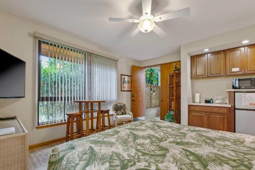 a bedroom with a bed and a kitchen at Romantic Studio in Waikoloa Beach Resort in Waikoloa
