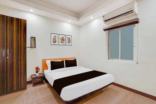 a bedroom with a large bed and a window at Collection O Upper Bazar in Rānchī