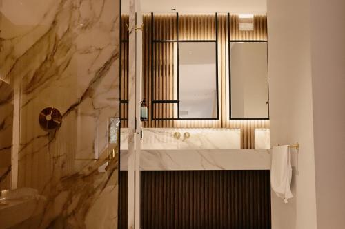 a bathroom with a sink and a mirror at Alko Hotel Integrado in Cali