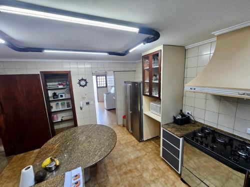 Kuchyň nebo kuchyňský kout v ubytování Quartos Aconchegantes em Casa Gigante no meio do Brooklin