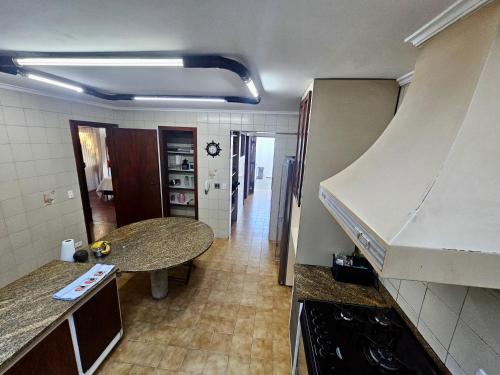 Kuchyň nebo kuchyňský kout v ubytování Quartos Aconchegantes em Casa Gigante no meio do Brooklin