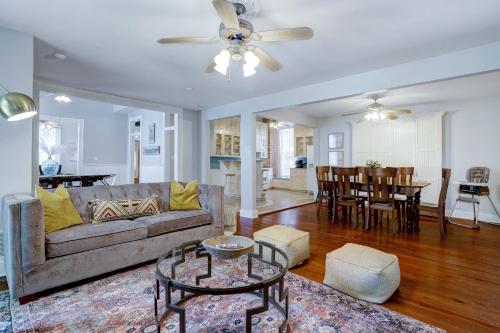 een woonkamer met een bank en een tafel bij King William - A Birdy Vacation Rental in San Antonio