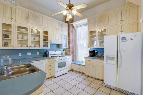 een keuken met witte apparatuur en een plafondventilator bij King William - A Birdy Vacation Rental in San Antonio