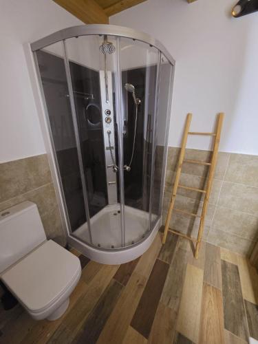 Koupelna v ubytování Chatka Niedźwiadka domki w górach z sauną i jacuzzi w cenie