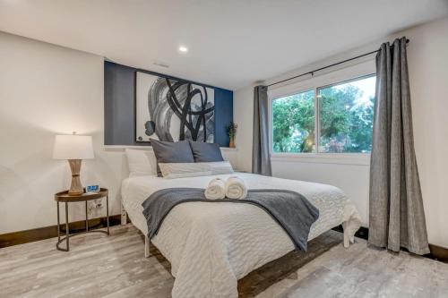 Ένα ή περισσότερα κρεβάτια σε δωμάτιο στο Oak Hills Loft King Workspace w Scenic Views