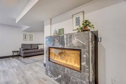 Χώρος καθιστικού στο Oak Hills Loft King Workspace w Scenic Views