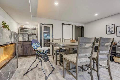 Η κουζίνα ή μικρή κουζίνα στο Oak Hills Loft King Workspace w Scenic Views