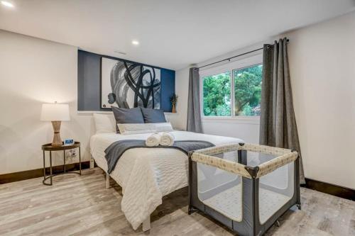 Ένα ή περισσότερα κρεβάτια σε δωμάτιο στο Oak Hills Loft King Workspace w Scenic Views