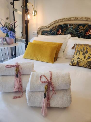 a white bed with towels on top of it at Elduayen Luxury Centro in Vigo