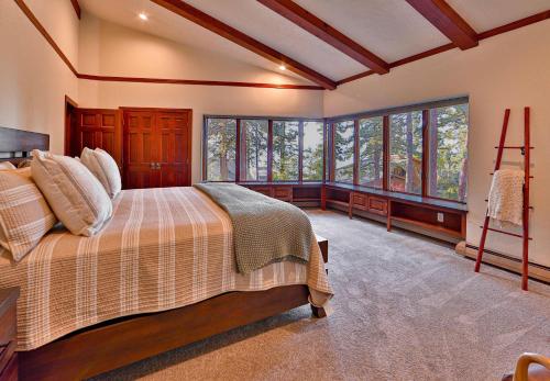 Postel nebo postele na pokoji v ubytování Sunset Cove Chic Tahoe Retreat