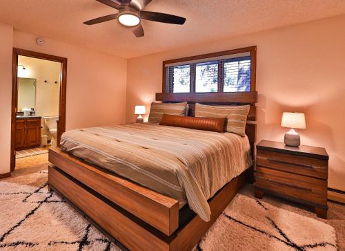 Postel nebo postele na pokoji v ubytování Sunset Cove Chic Tahoe Retreat