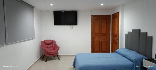 Μια τηλεόραση ή/και κέντρο ψυχαγωγίας στο Casa isyosandra habitación con jacuzzi