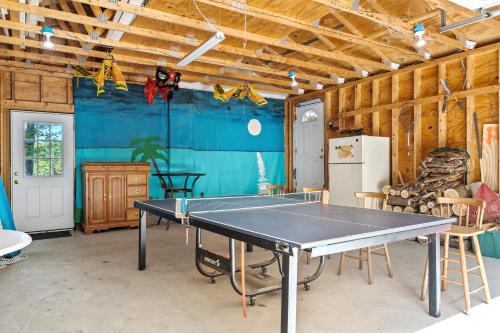 Kemudahan pingpong di Waterfront with Kayaks SUPs and Ping Pong Table atau berdekatan