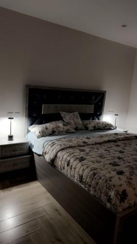 ターイフにあるجناح الراحه الفندقيのベッドルーム(大型ベッド1台、ナイトスタンド付)