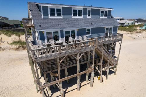 een huis op een pier op het strand bij 7133 - Barefoot in Grun Island
