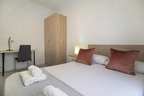 a bedroom with a large white bed with red pillows at Encantadora Casa De Dos Plantas En Pleno Centro in Águilas
