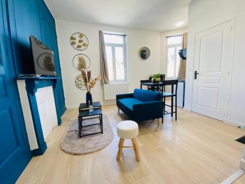 a living room with a blue couch and a chair at Le Saphir Zénith 1 in Amiens